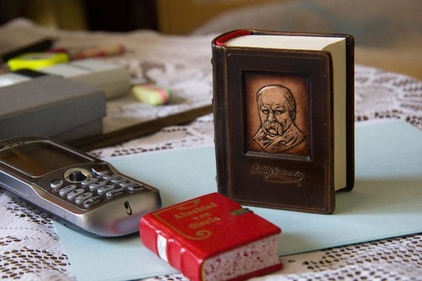 Самая крупная библиотека миниатюрных книг в мире Самая крупная библиотека миниатюрных книг в мире