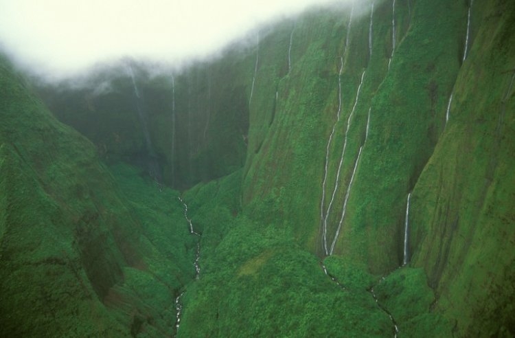 Водопад Хонокохау на Гавайях