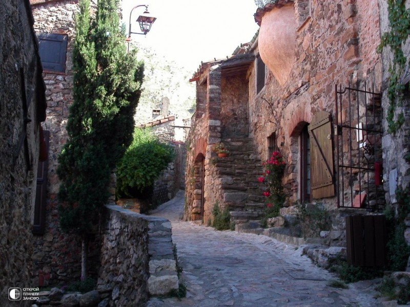Castelnou - средневековая деревня в Восточных Пиренеях, Франция