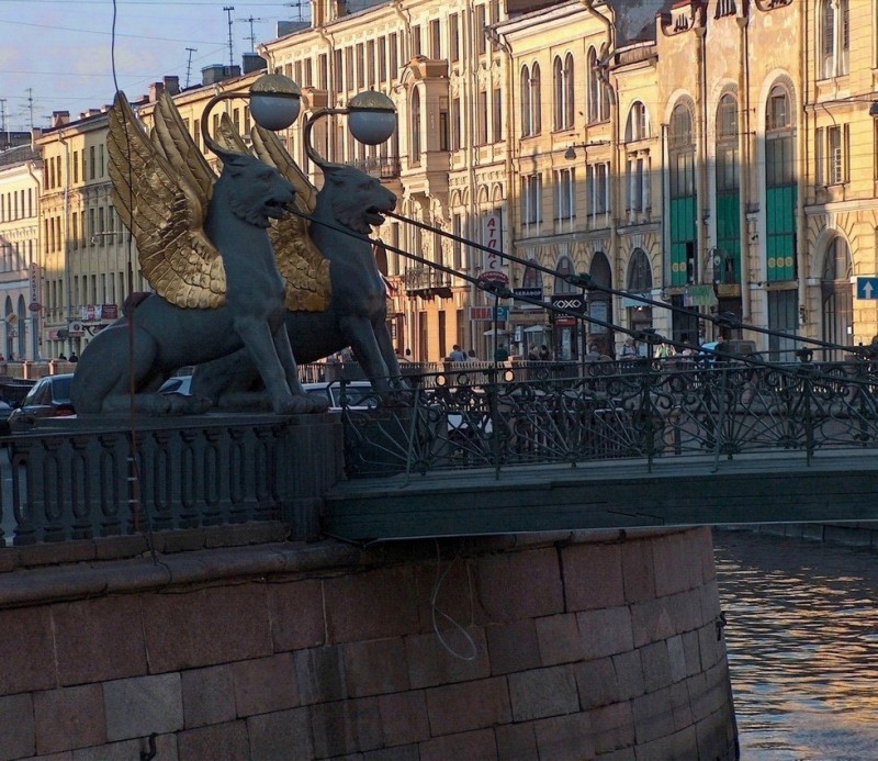 Грифоны Банковского моста в Петербурге (Россия) Грифоны Банковского моста в Петербурге (Россия)