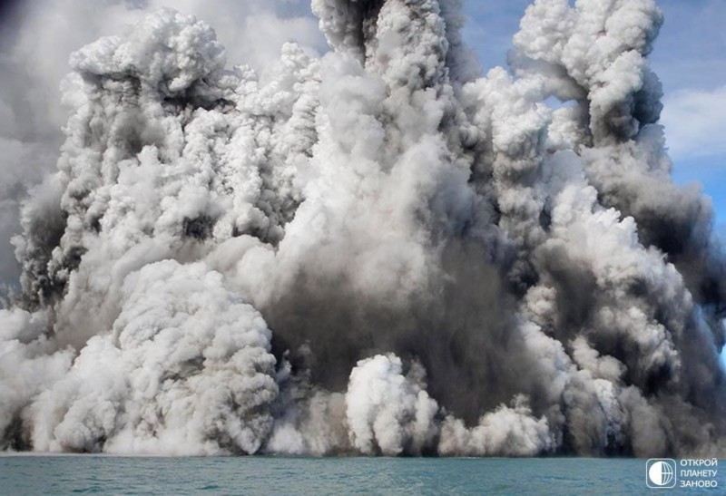 Извержение подводного вулкана возле архипелага Тонга
