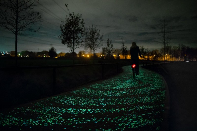 Голландский дизайнер Даан Росенгаард создал километровую велосипедную дорожку, которая с наступление