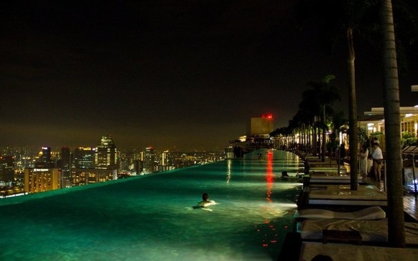 Самый высокий бассейн в мире на крыше небоскреба Marina Bay Sands Skypark, Сингапур Самый высокий бассейн в мире на крыше небоскреба Marina Bay Sands Skypark, Сингапур
