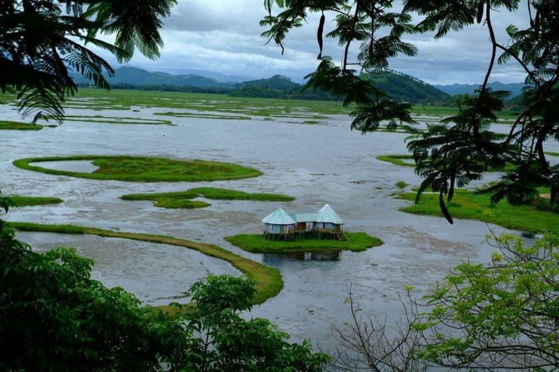 Удивительное плавающее озеро Локтак в Индии