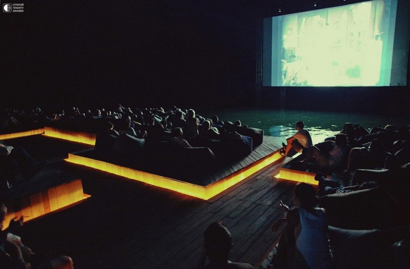 Плавающий кинотеатр в Таиланде