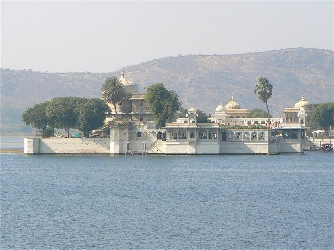 Город Удайпур и озеро Пичола
