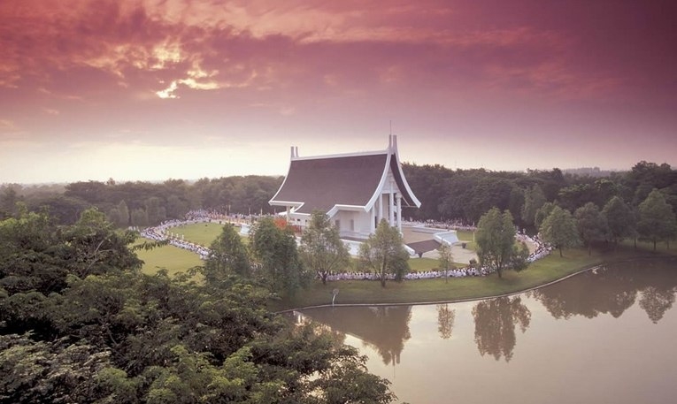 Wat Phra Dhammakaya - удивительный храм