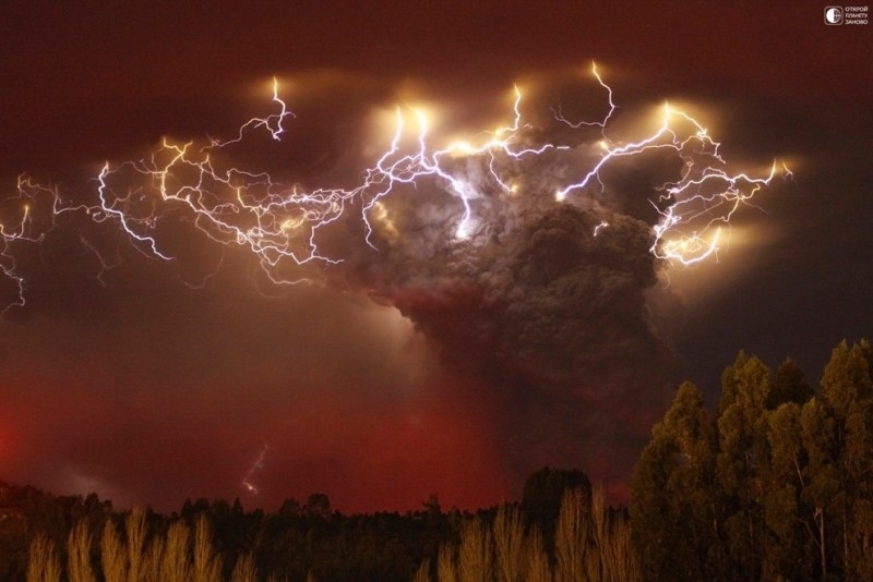 Молнии сверкают в облаке пепла над вулканом Пуйеуэ недалеко от Интерлагоса, Чили