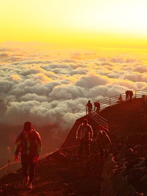 Рассвет в горах, над облаками