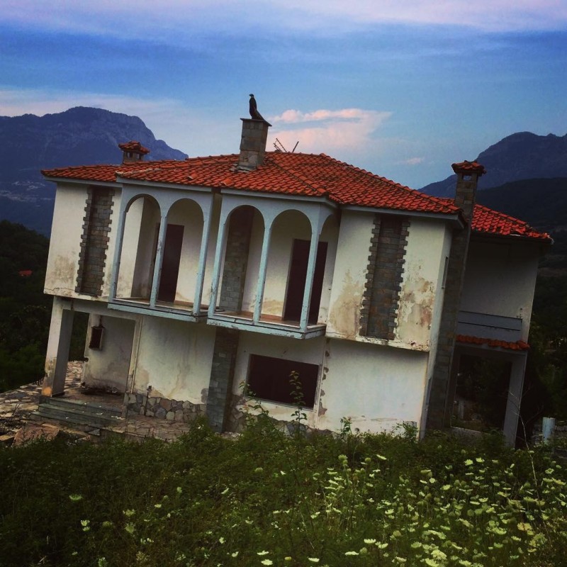 Греческая деревня, «сползающая» по горе