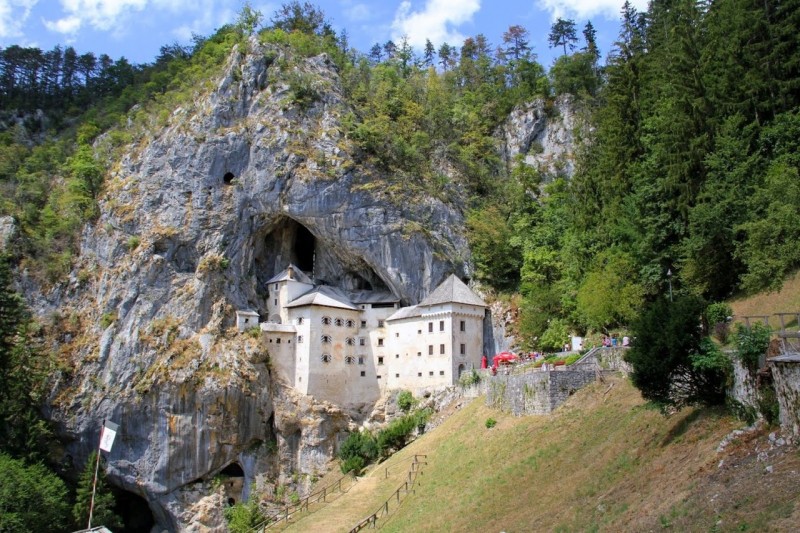 Предъямский замок —замок перед пещерой