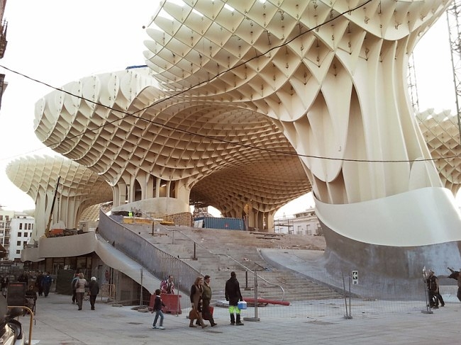 Деревянный комплекс Metropol Parasol в Севилье. Деревянный комплекс Metropol Parasol в Севилье.