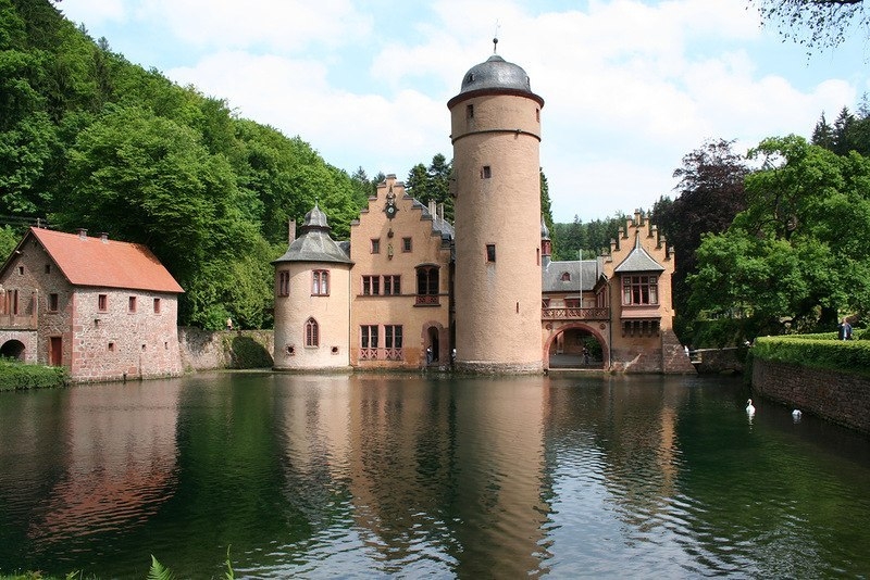 Замок на воде Меспельбрунн (Schloss Mespelbrunn). Германия