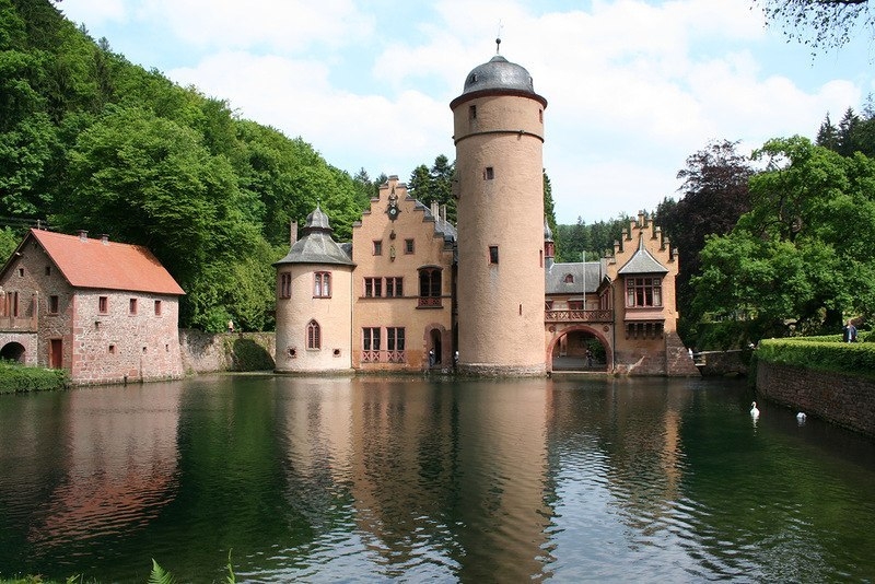 Замок на воде Меспельбрунн (Schloss Mespelbrunn). Германия Замок на воде Меспельбрунн (Schloss Mespelbrunn). Германия