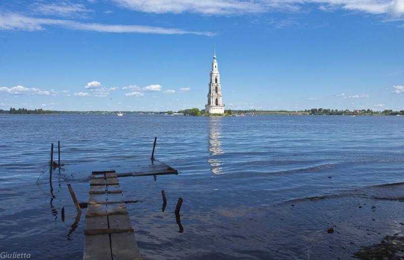 Затопленная колокольня в Калязине