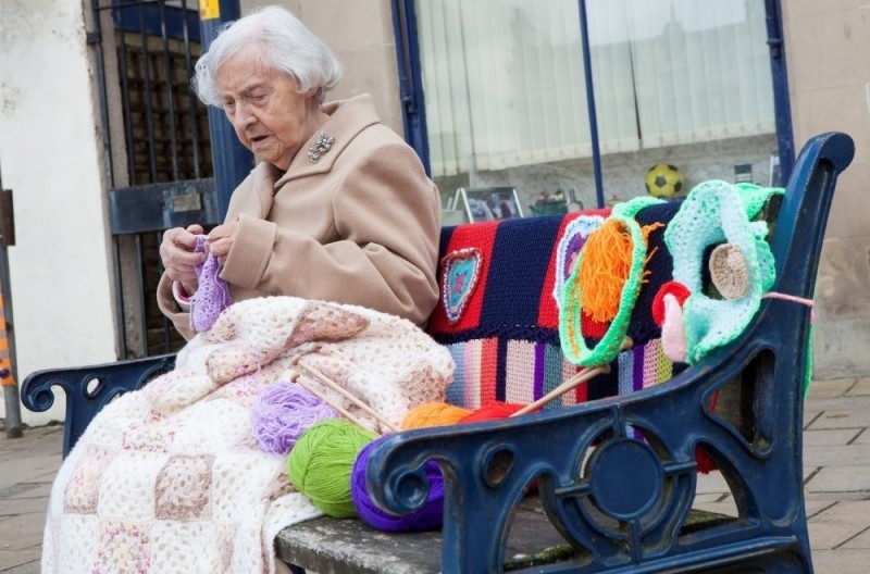 Вязаные шедевры 104-летней уличной художницы Вязаные шедевры 104-летней уличной художницы