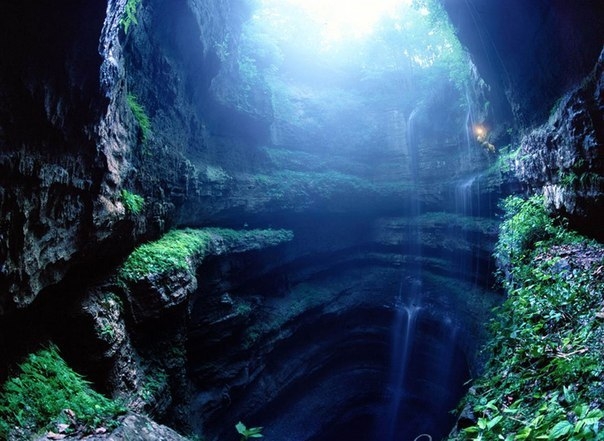 Огромная яма в тропических лесах центральной Мексики
