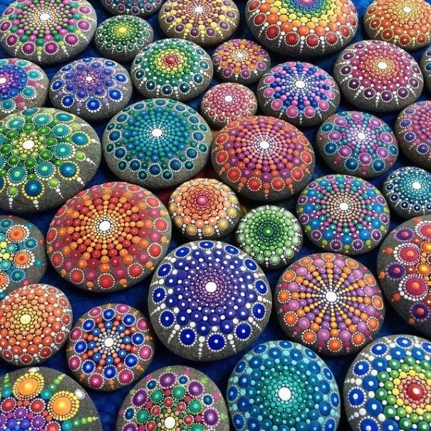 Гипнотически красивые мандалы на идеально круглых камнях