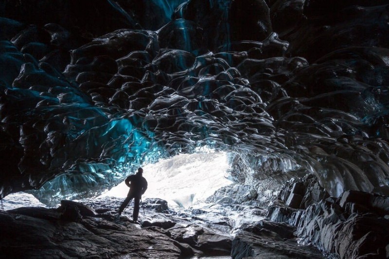 Ледяная пещера гигантского ледника Vatnajokull в Исландии
