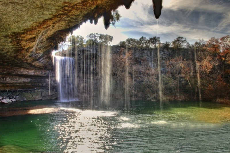 Удивительное озеро Hamilton Pool Удивительное озеро Hamilton Pool