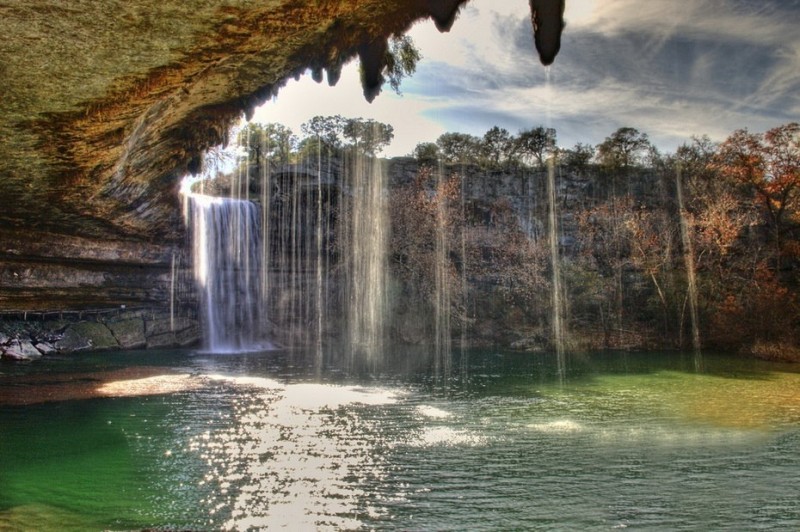 Удивительное озеро Hamilton Pool