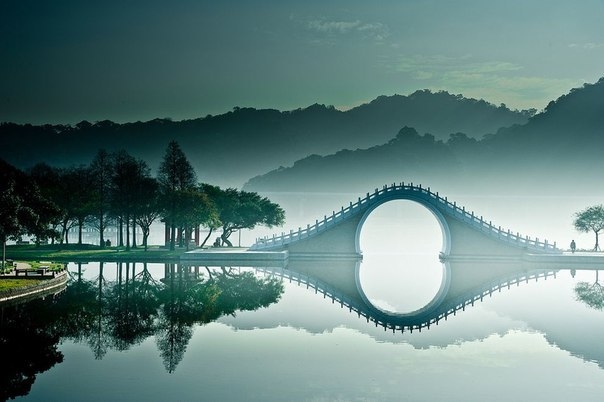 Изящный изгиб лунного моста в Пекине
