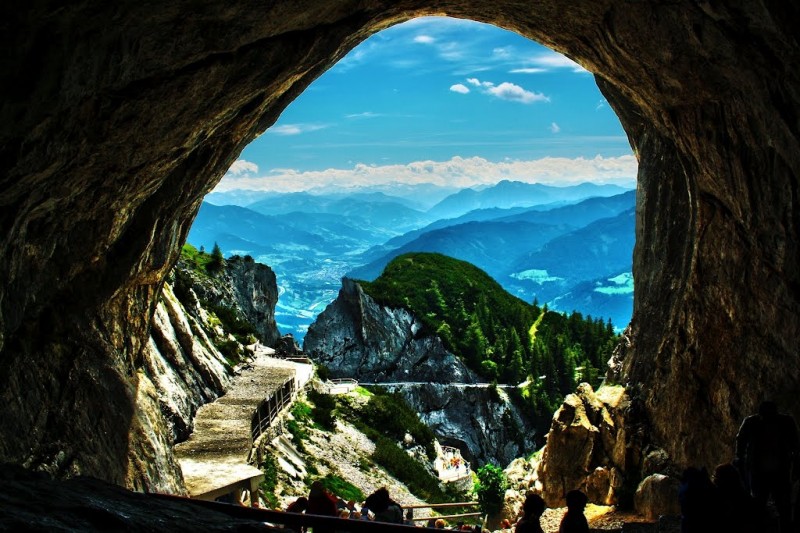 Айсризенвельт - самая большая ледяная пещера в мире