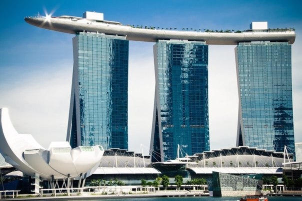 Самый высокий бассейн в мире на крыше небоскреба Marina Bay Sands Skypark, Сингапур