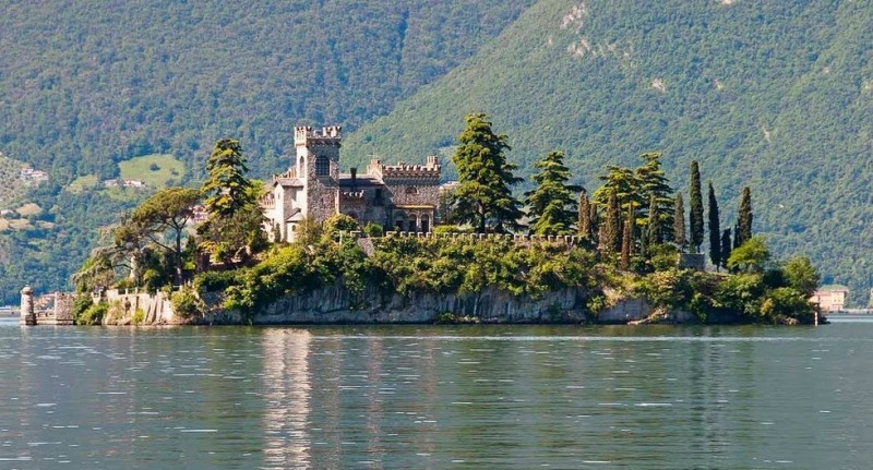 Миниатюрный замок на острове Лорето (Италия)