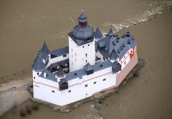 Таможенный замок Пфальцграфенштайн в Германии