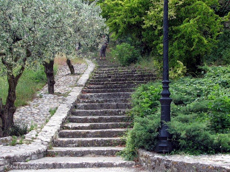 Везон-ла-Ромен (Vaison-la-Romaine). Прованс, Франция Везон-ла-Ромен (Vaison-la-Romaine). Прованс, Франция