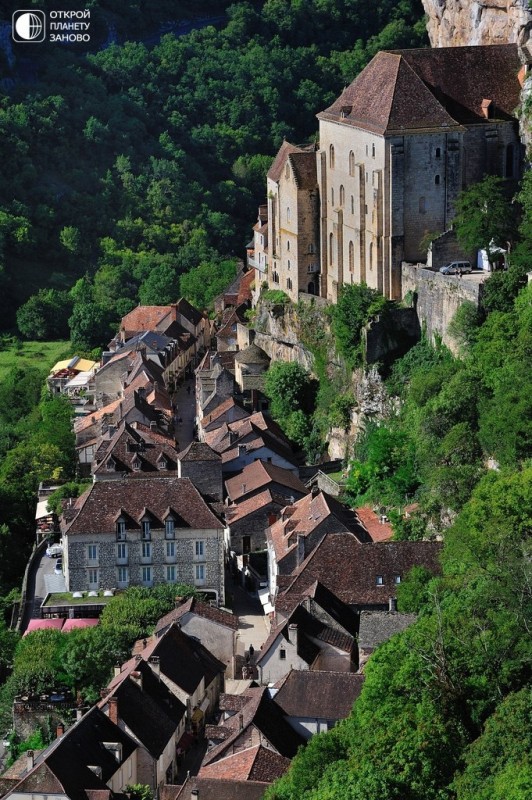 Рокамадур - деревня на уступах скалы. Франция