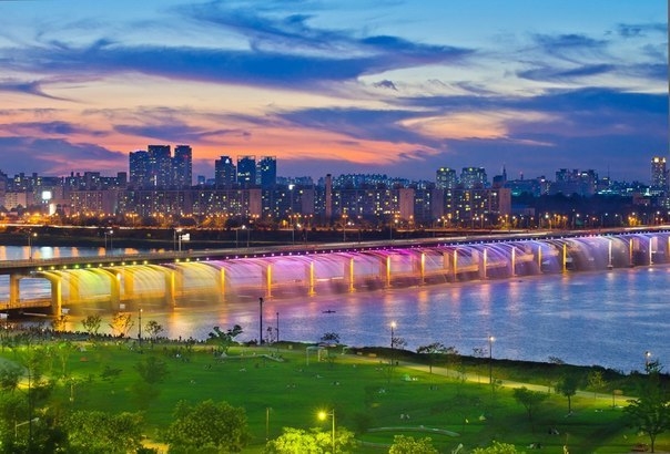 Banpo Bridge - самый большой в мире фонтан, Южная Корея