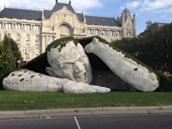 Будапешт атакует обозленный подземный гигант от скульптора Эрвина Лоран Эрве.