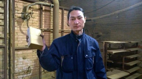 Китайский художник 100 дней пылесосил воздух Пекина, чтобы создать из смога кирпич. Китайский художник 100 дней пылесосил воздух Пекина, чтобы создать из смога кирпич.
