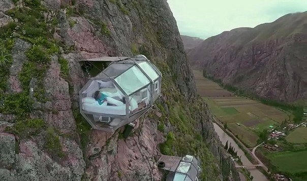 Капсульный отель на отвесной скале в Куско