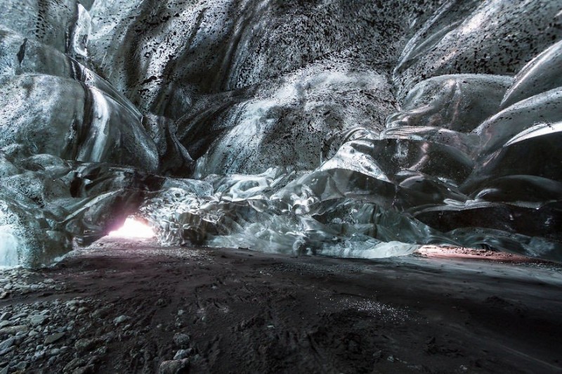 Ледяная пещера гигантского ледника Vatnajokull в Исландии