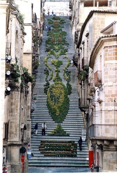 Фестивальная лестница или Праздник цвета и праздник огней в сицилийском городе Кальтаджироне