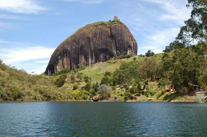 Скала Эль-Пеньон-де-Гуатапе в Колумбии