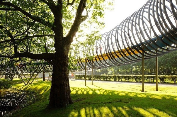 Пешеходный мост Slinky Springs To Fame. Пешеходный мост Slinky Springs To Fame.