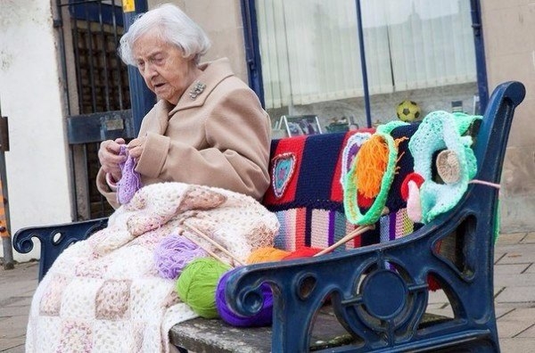 104-летняя бабушка украшает свой город связанными вручную вещами 104-летняя бабушка украшает свой город связанными вручную вещами