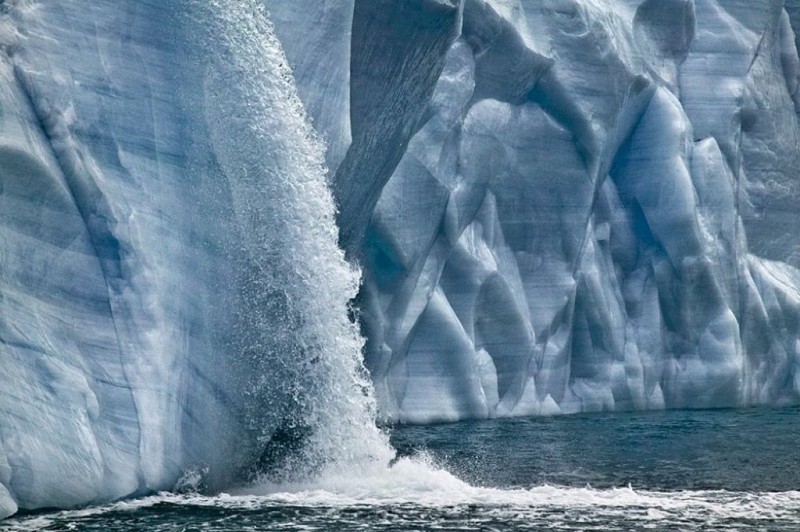 Огромные водопады в ледниках заповедника Свальбард, Норвегия