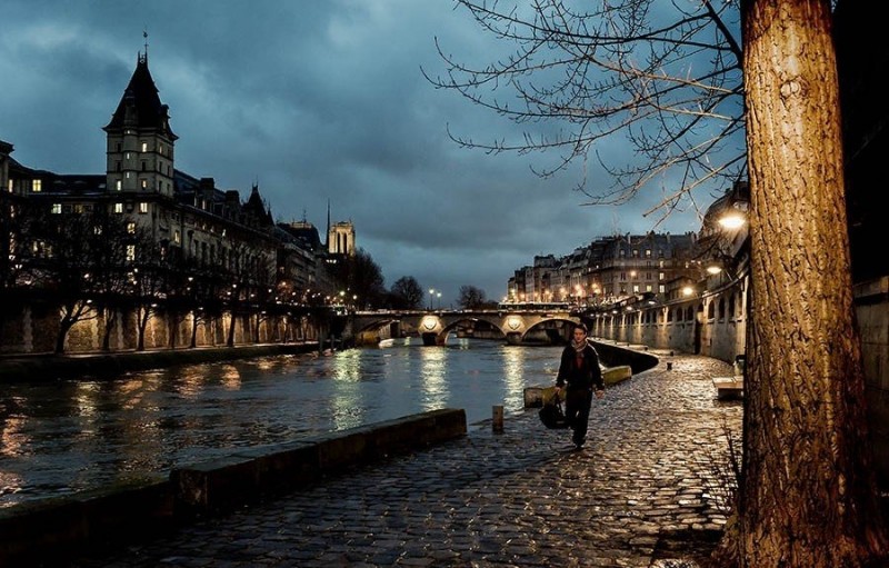 Быть парижанином не означает родиться в Париже. Это означает - родиться там заново.(с) Саша Гитри