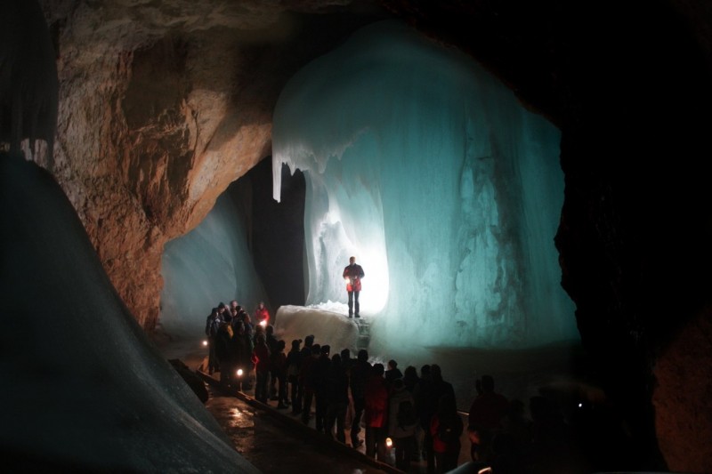 Айсризенвельт - самая большая ледяная пещера в мире
