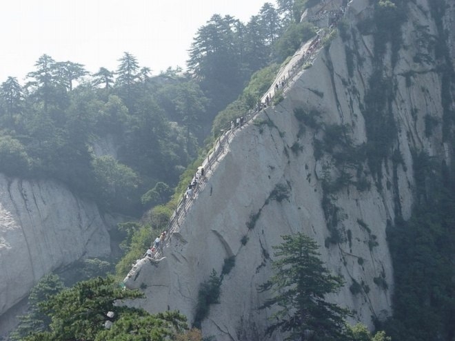 Один из самых экстремальных аттракционов мира на горе Хуашань