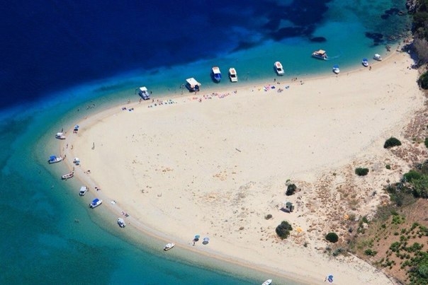 Завораживающая лазурь греческого острова Закинтос.