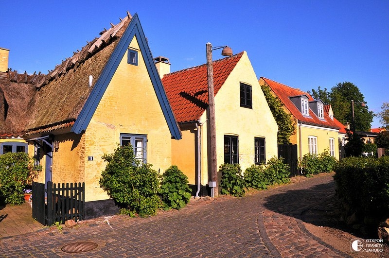 Симпатичная деревня с желтыми домиками - Драгёр