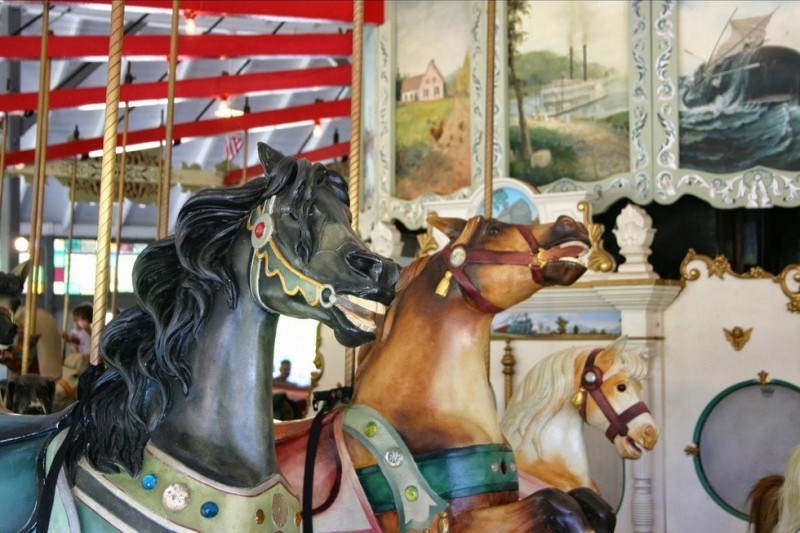 Столетняя карусель Looff Carousel в Сан-Диего (США) Столетняя карусель Looff Carousel в Сан-Диего (США)