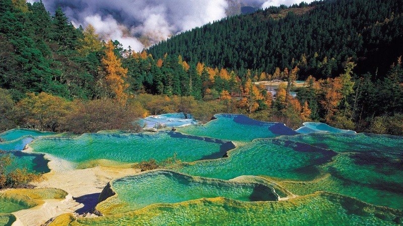 Травертиновые террасы долины Хуанлун, Китай
