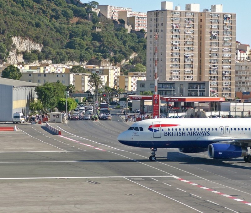 Необычный аэропорт Гибралтара